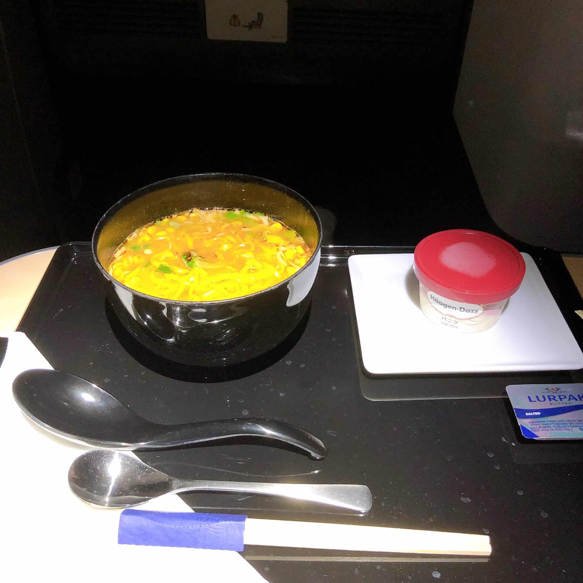 ビジネスクラスで提供される一風堂のラーメン