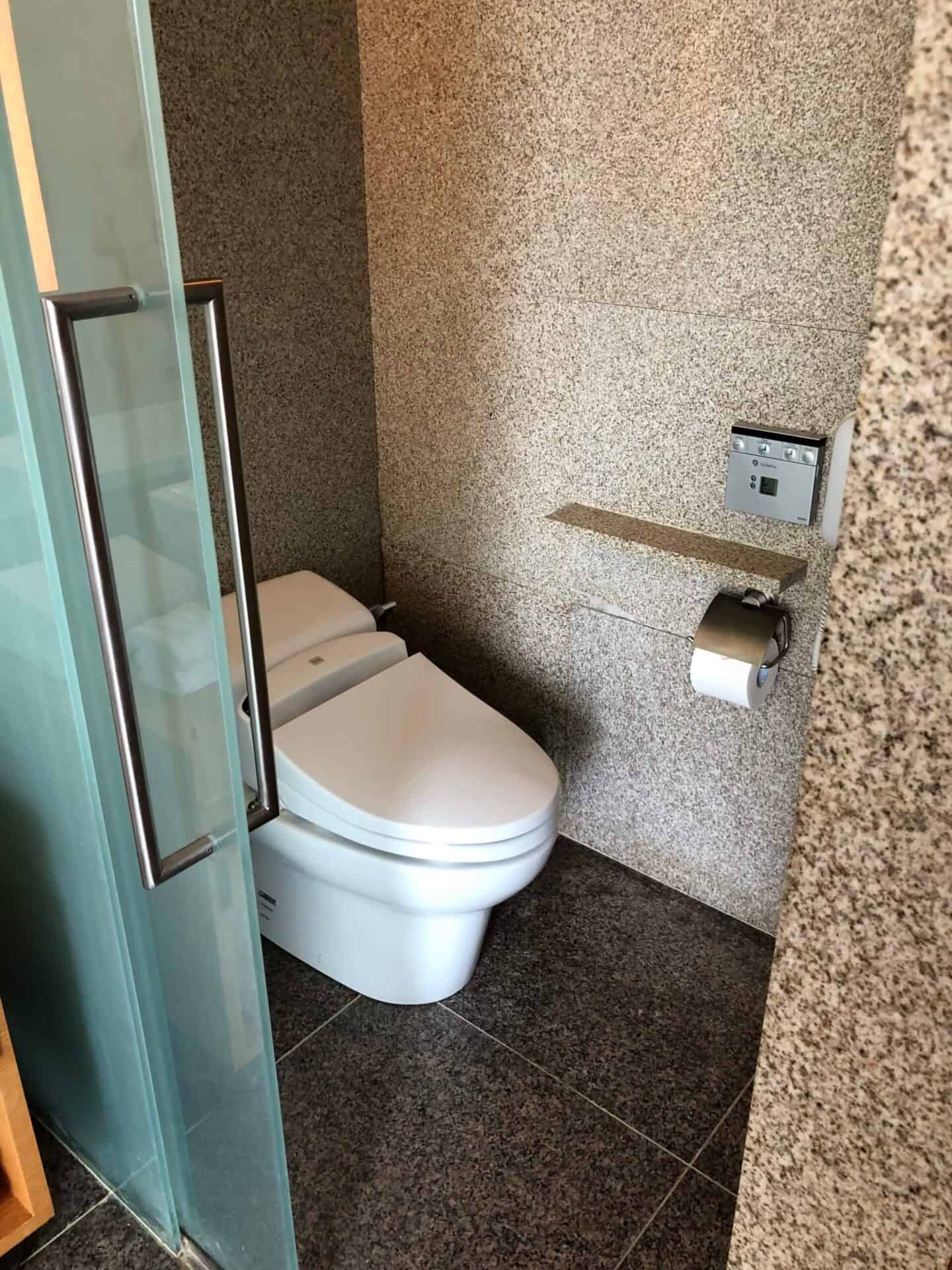 ウォシュレット付きのトイレ