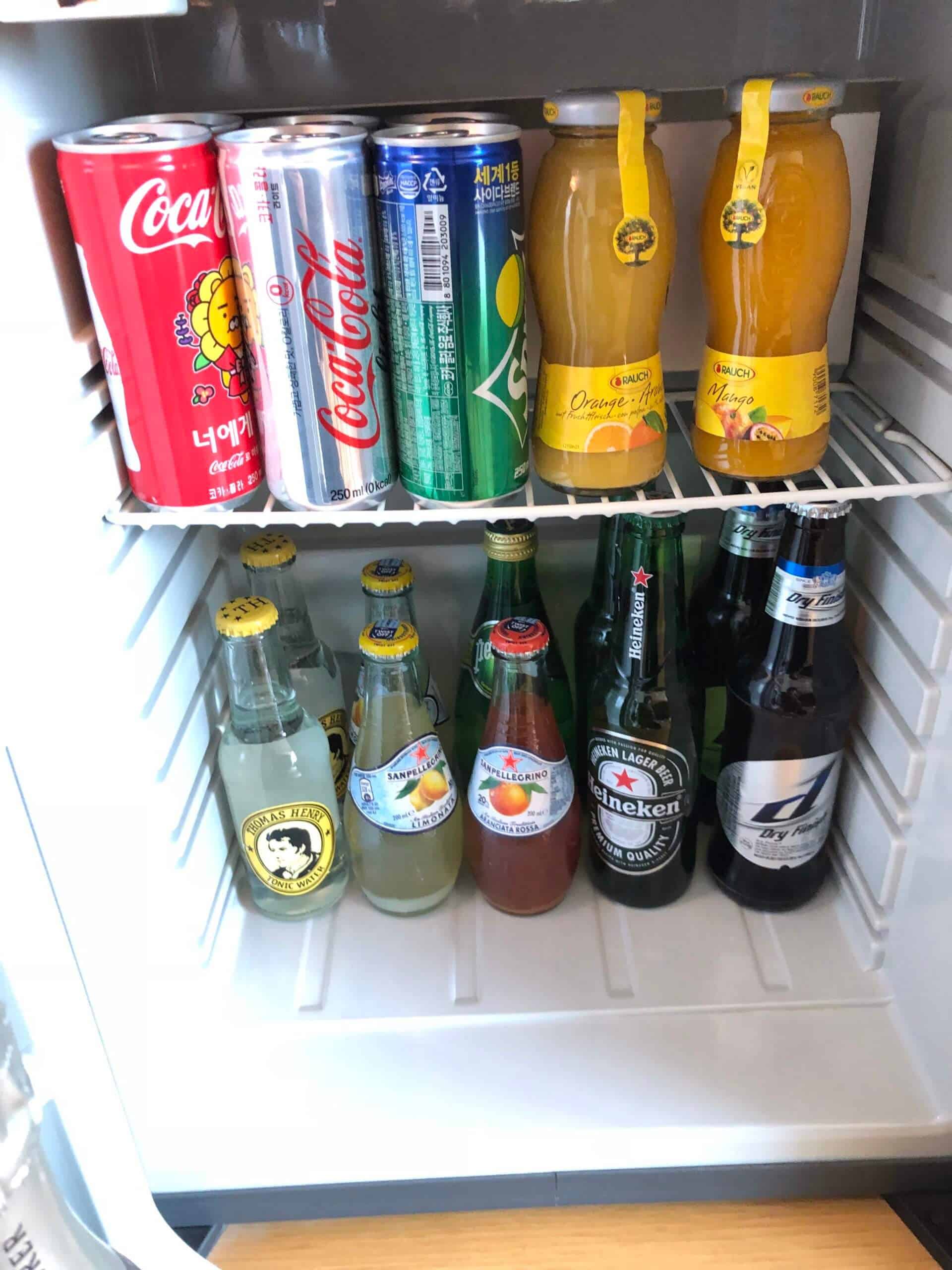 冷蔵庫にぎっしり詰まったドリンク