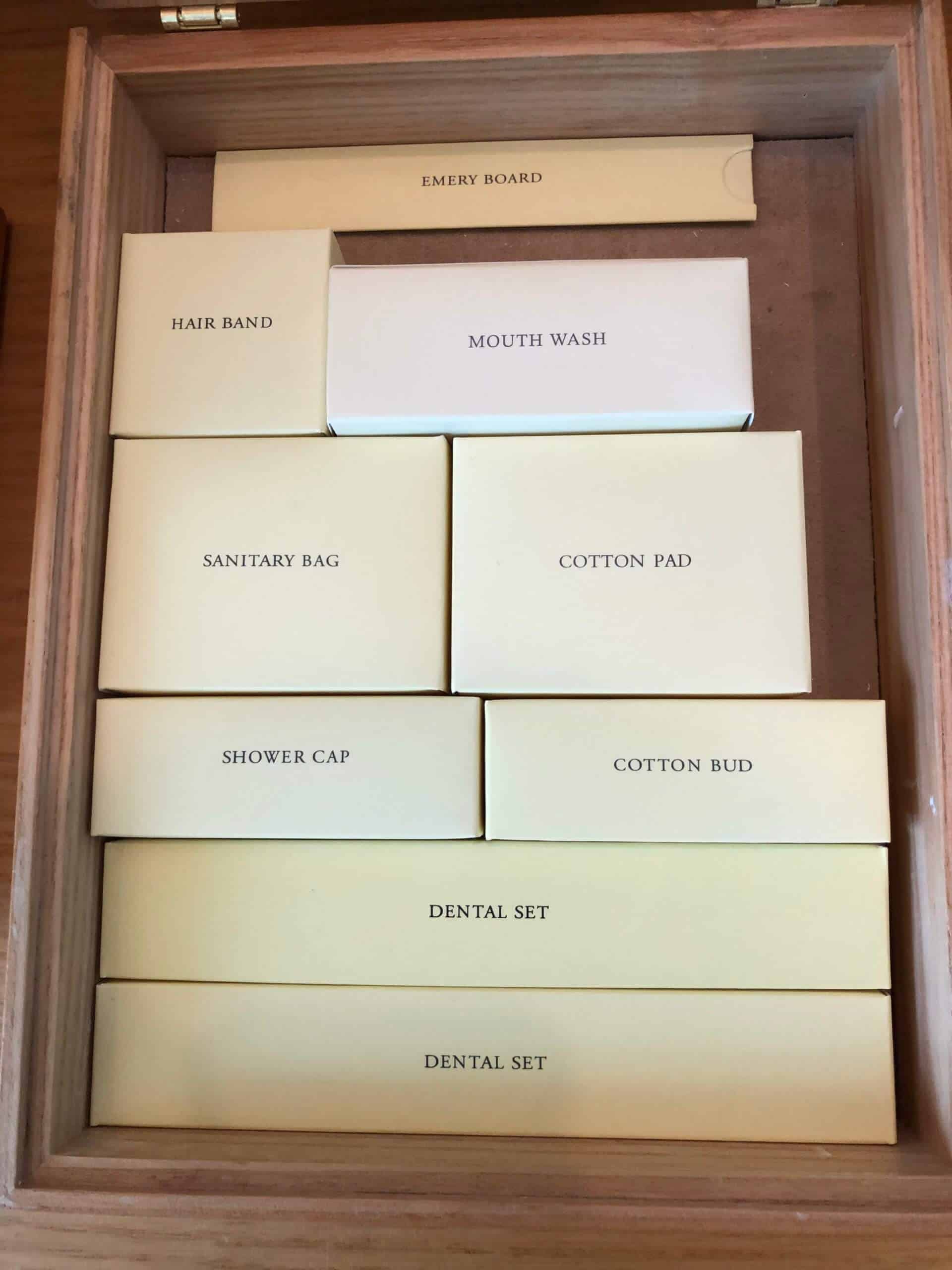 箱に収納されたアメニティ