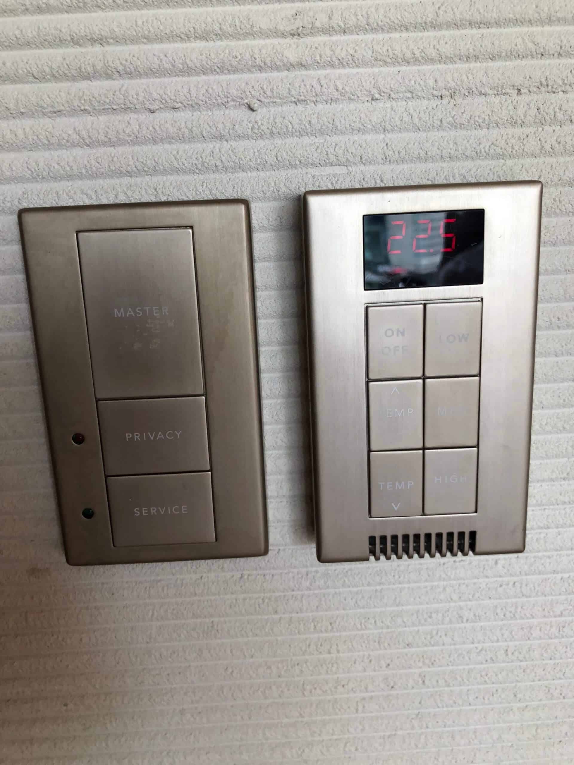 照明やカーテンを調整できるボタン