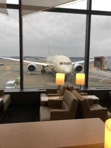 ラウンジ内の窓側の座席