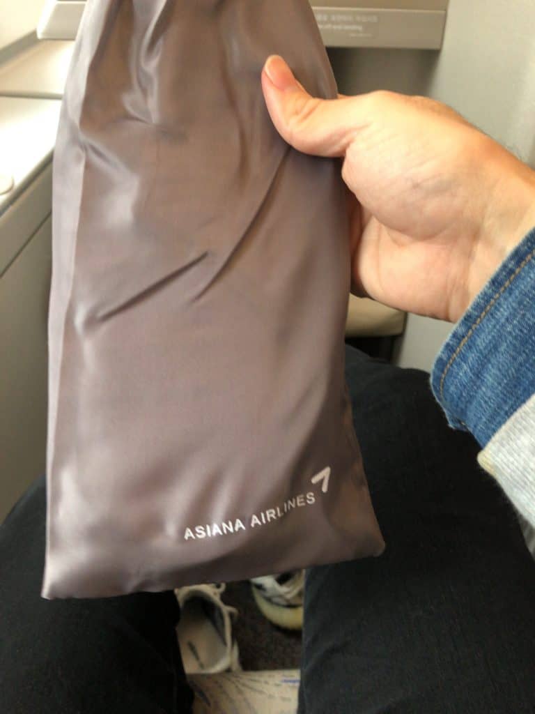 ビジネスクラスの搭乗者に配られるスリッパ