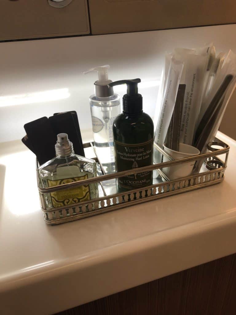 ビジネスクラス化粧室にはロクシタンのアメニティが置いてある