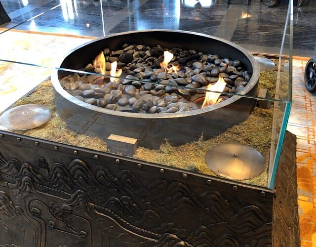 ロビーに置いてあった暖炉