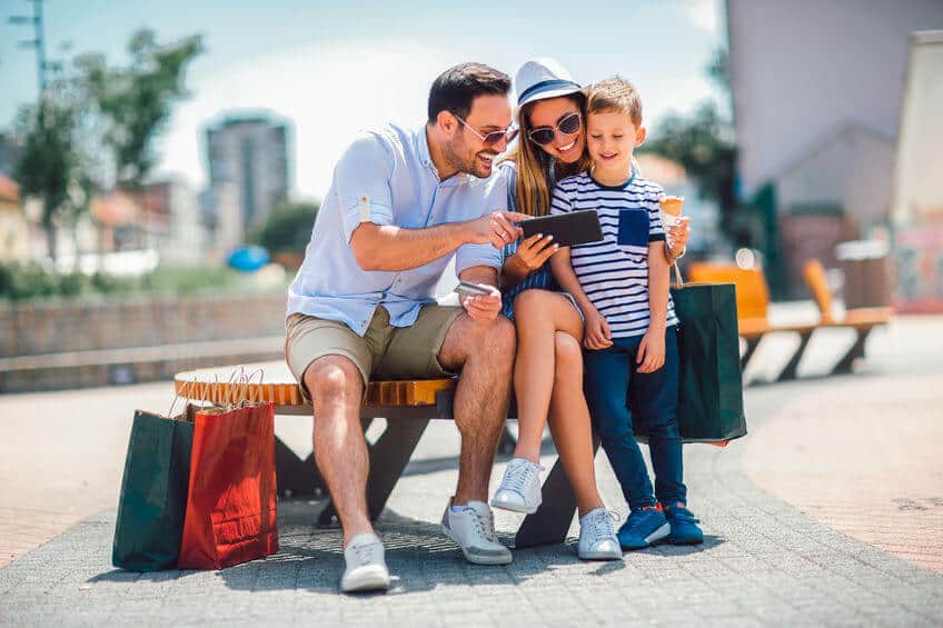 家族でスマホを見る