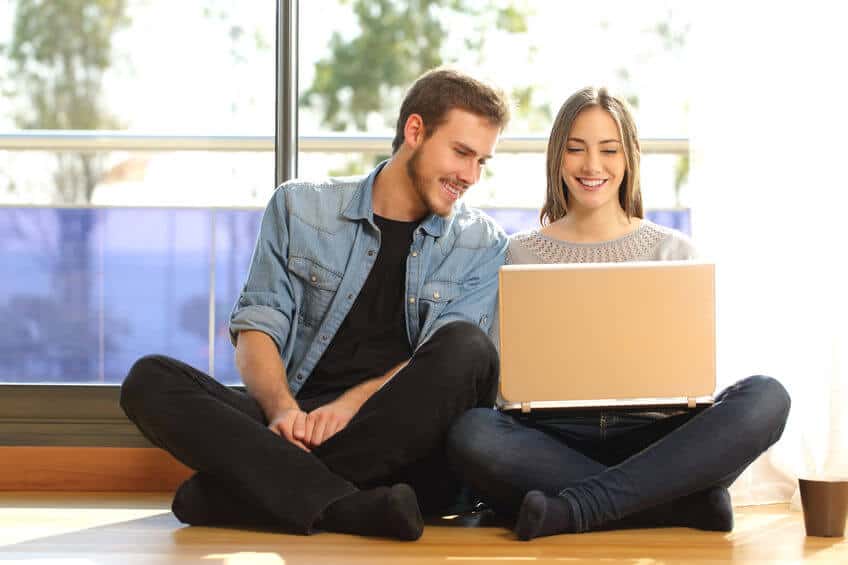 パソコンを見つめるカップル