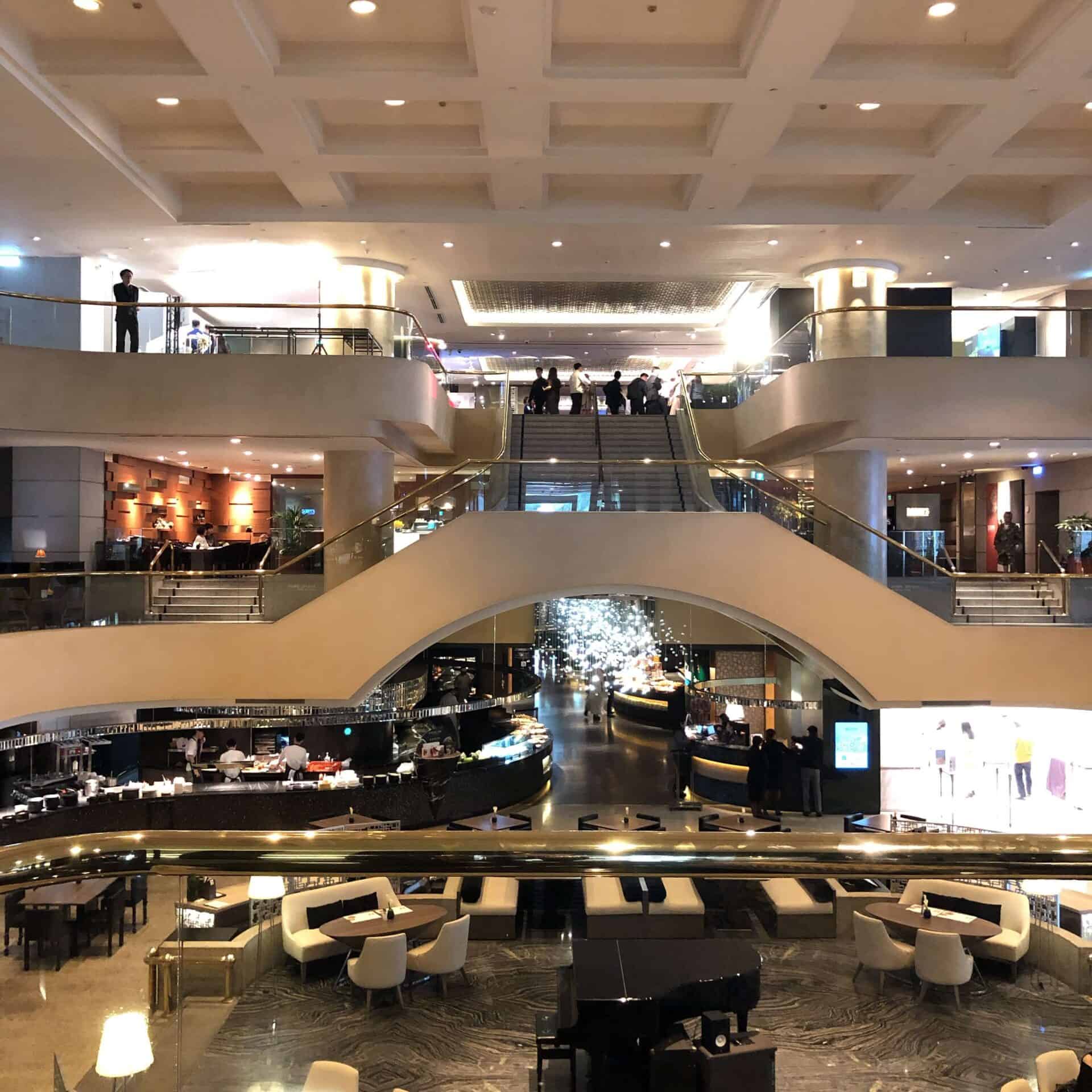 ホテルロビー風景