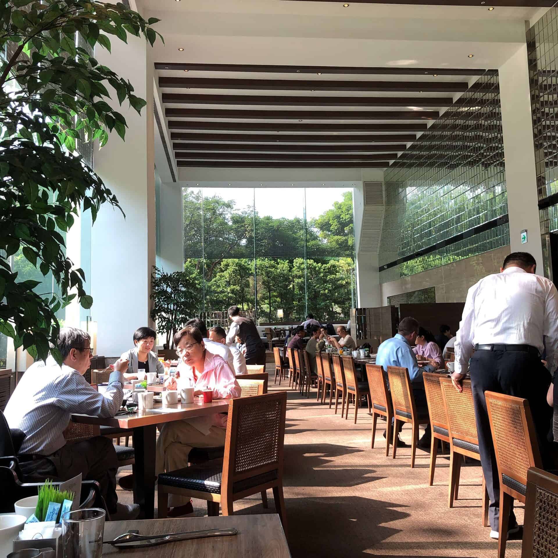 ホテル朝食会場の全体