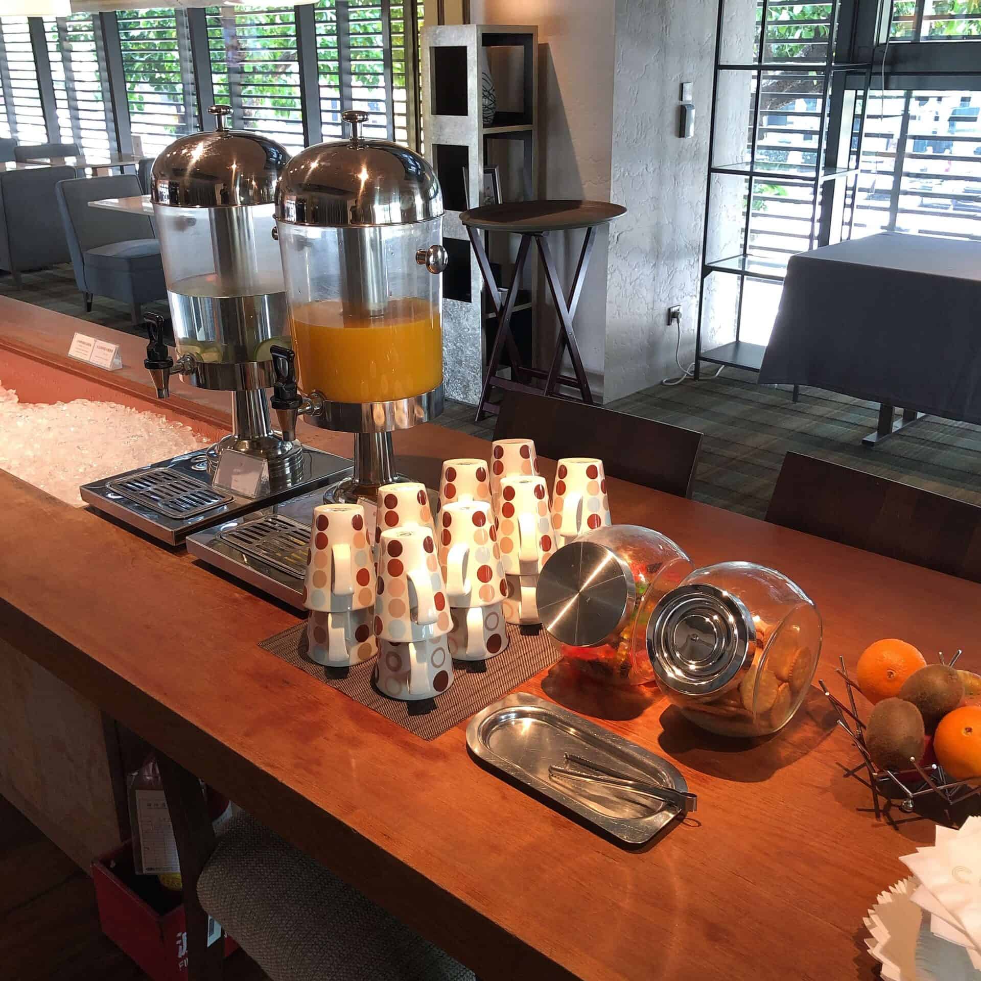 ソフトドリンクとスナック類