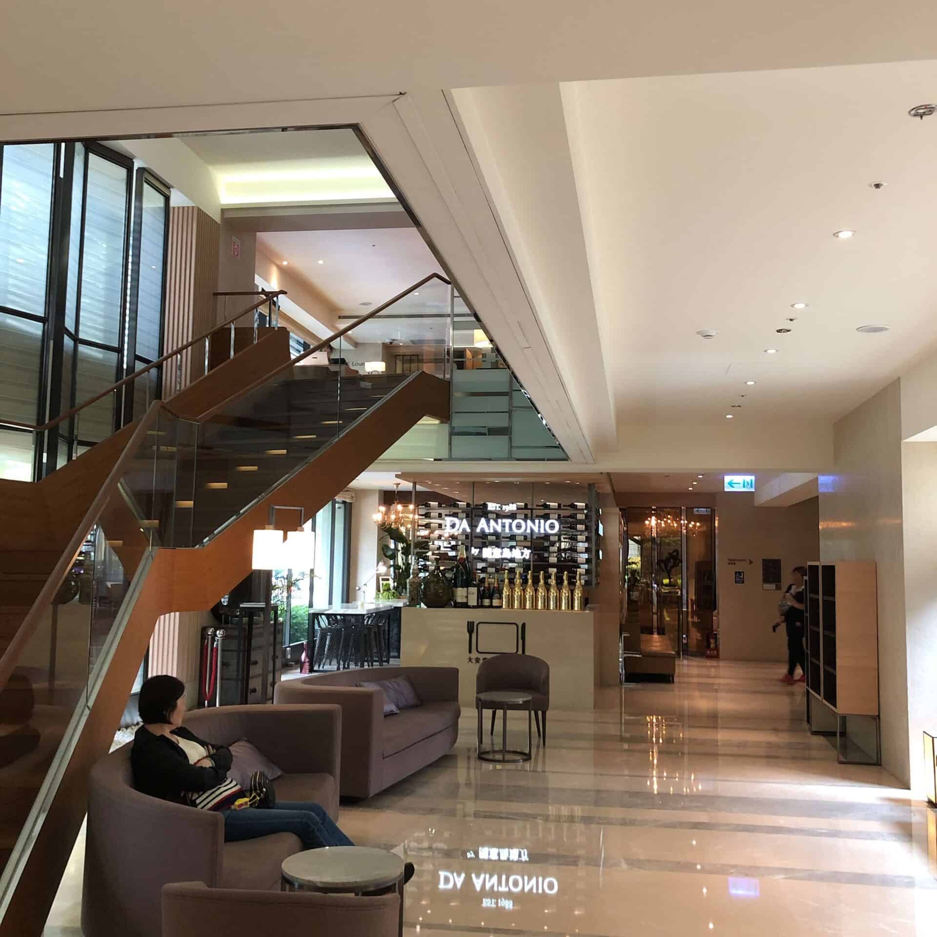 ホテルロビー風景