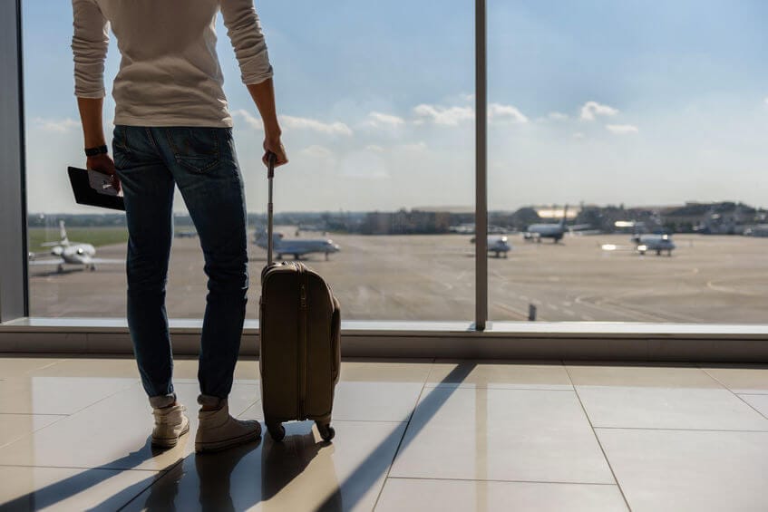 パスポートを持つ男性