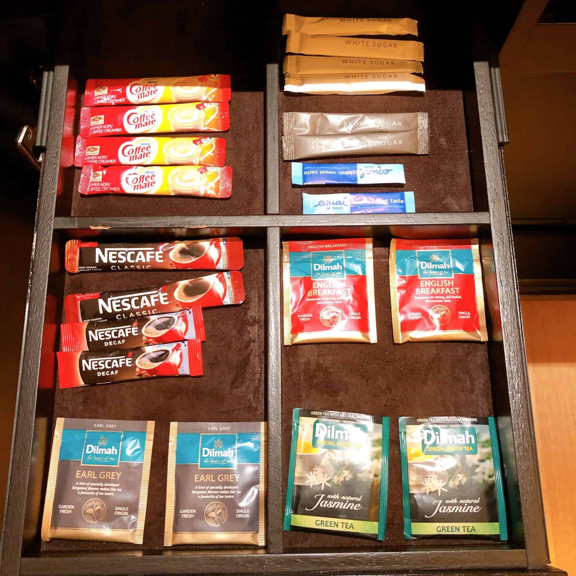 インスタントコーヒーとティーバッグ