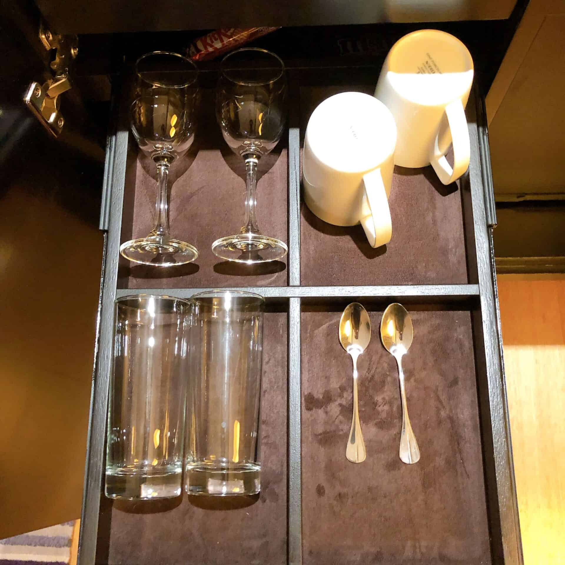 グラスとマグカップ