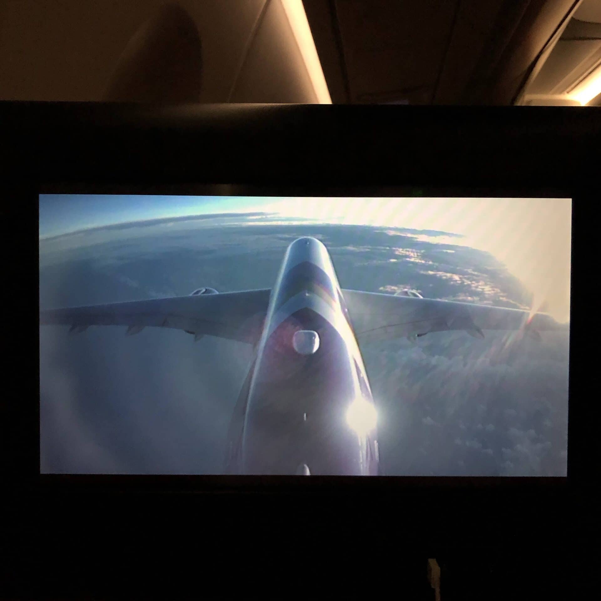 朝日に照らされるA350