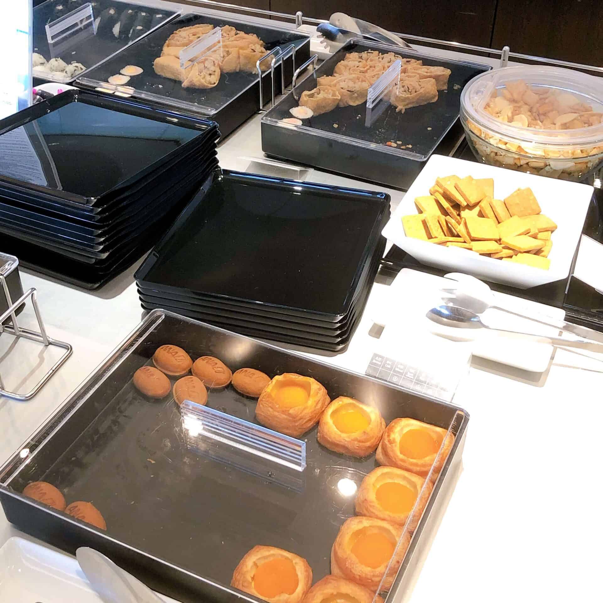 いなり寿司、デニッシュ系のパンなど