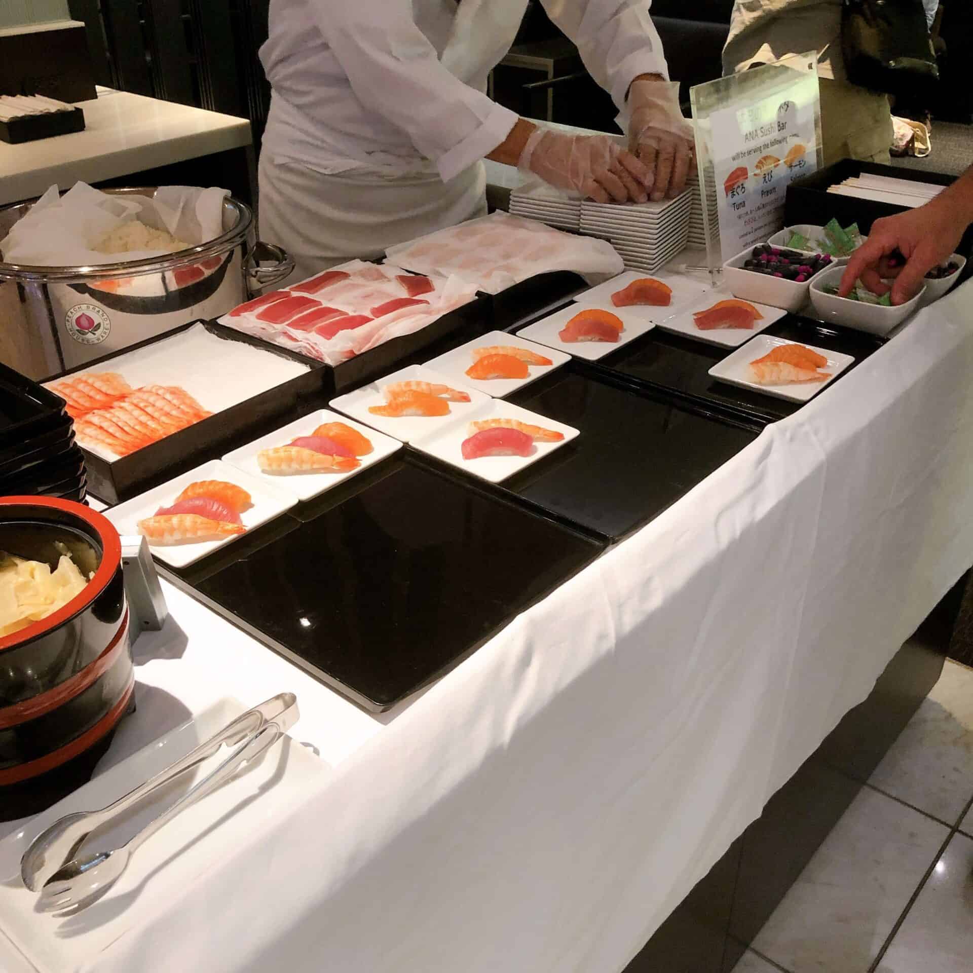 板前さんがお寿司を握っている様子