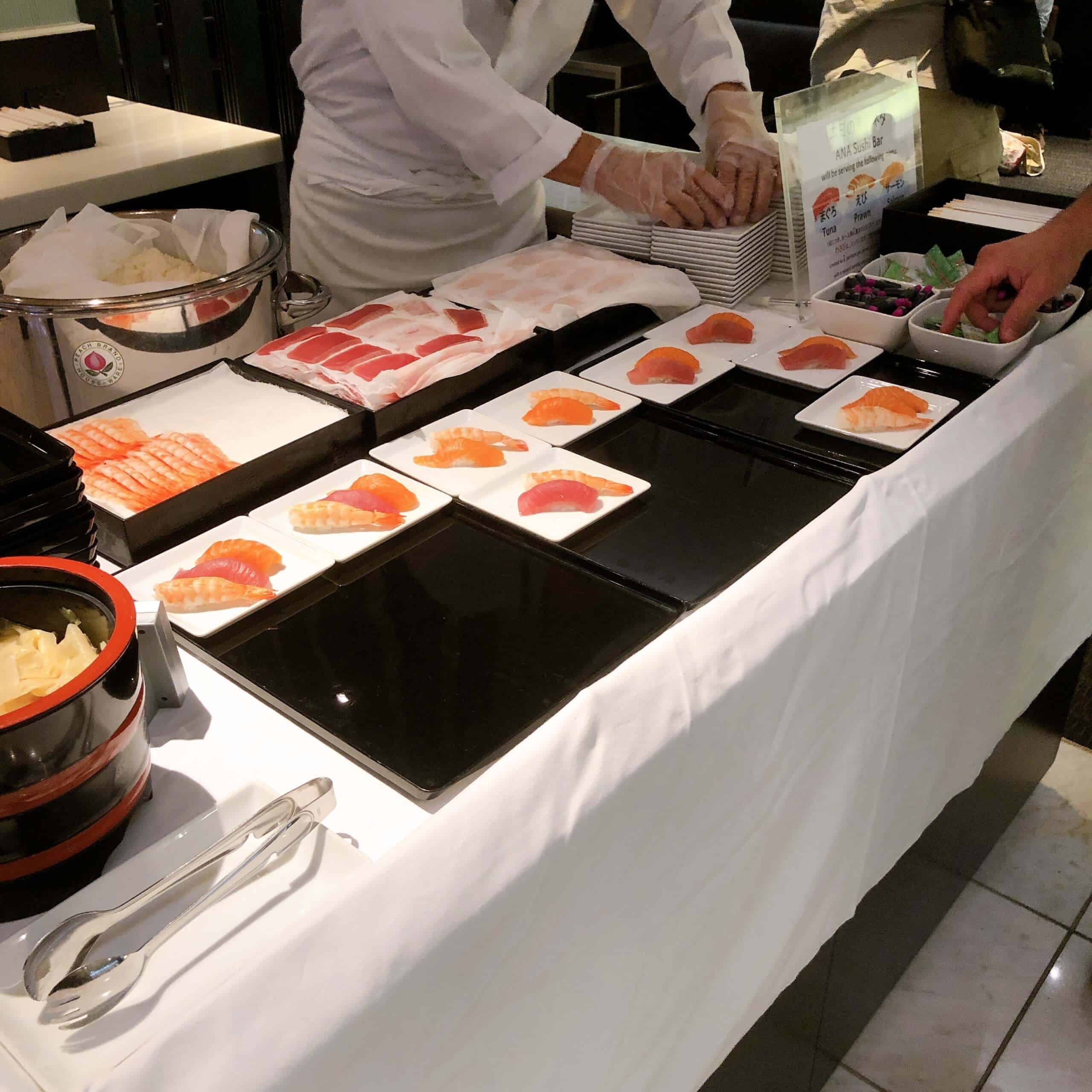 お鮨を握っている様子