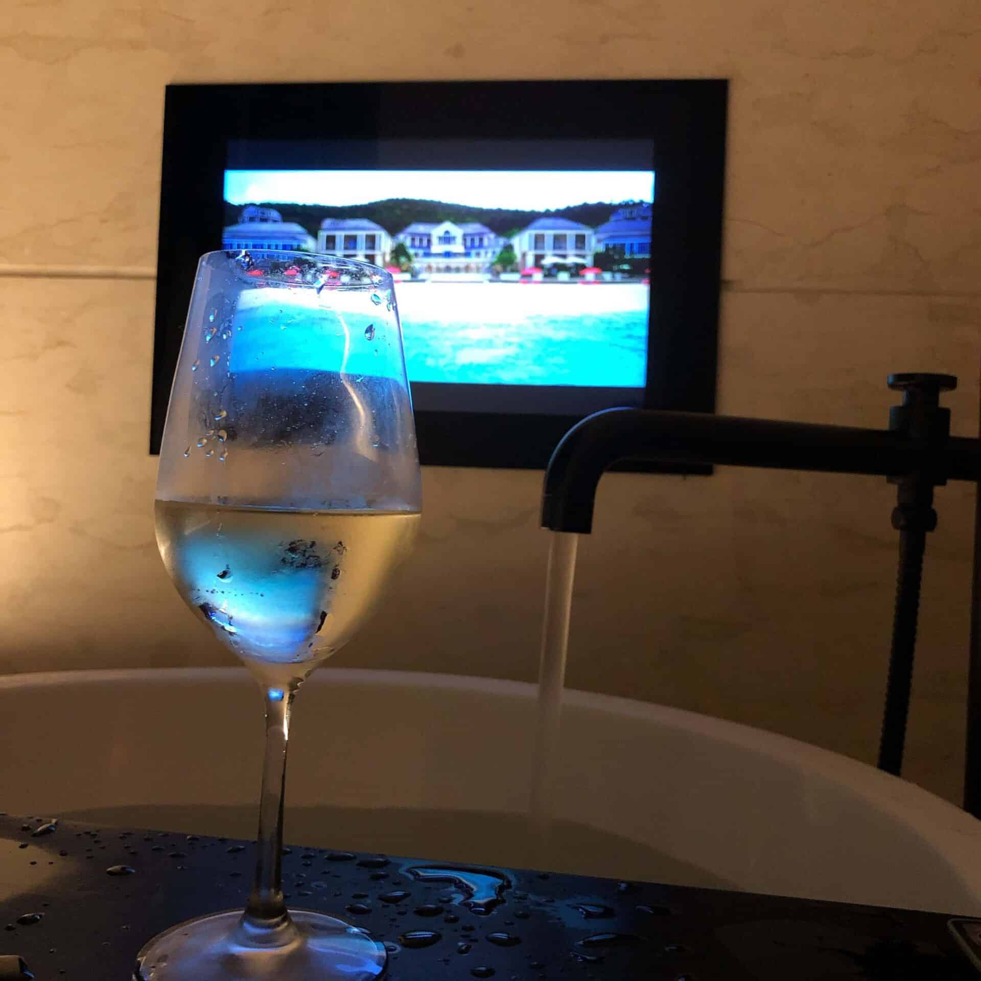 ワインを飲みながら映画鑑賞