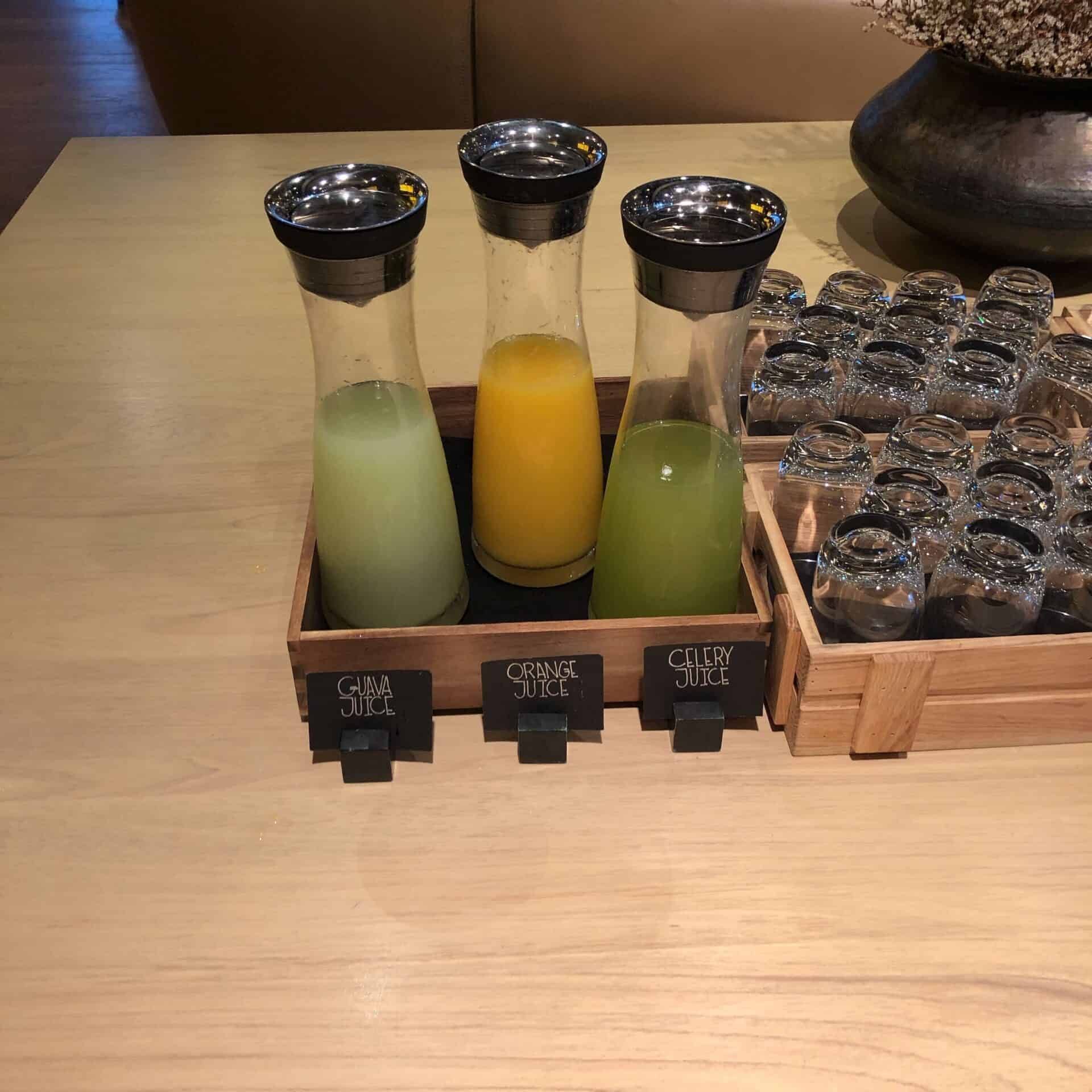 搾りたてのフルーツジュース