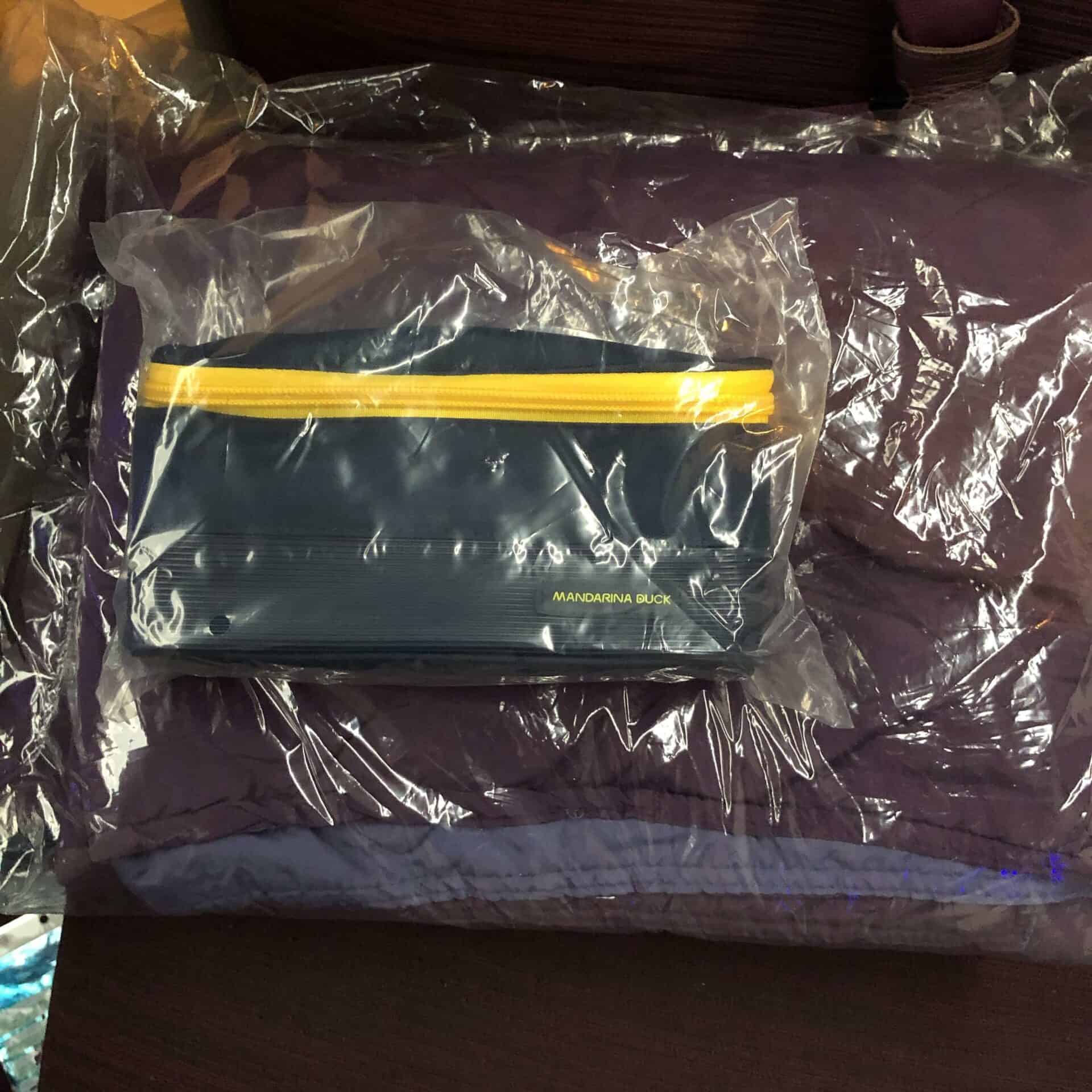 ブランケットとアメニティポーチ