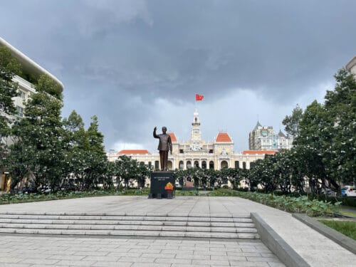 グエンフエ通りの市庁舎前