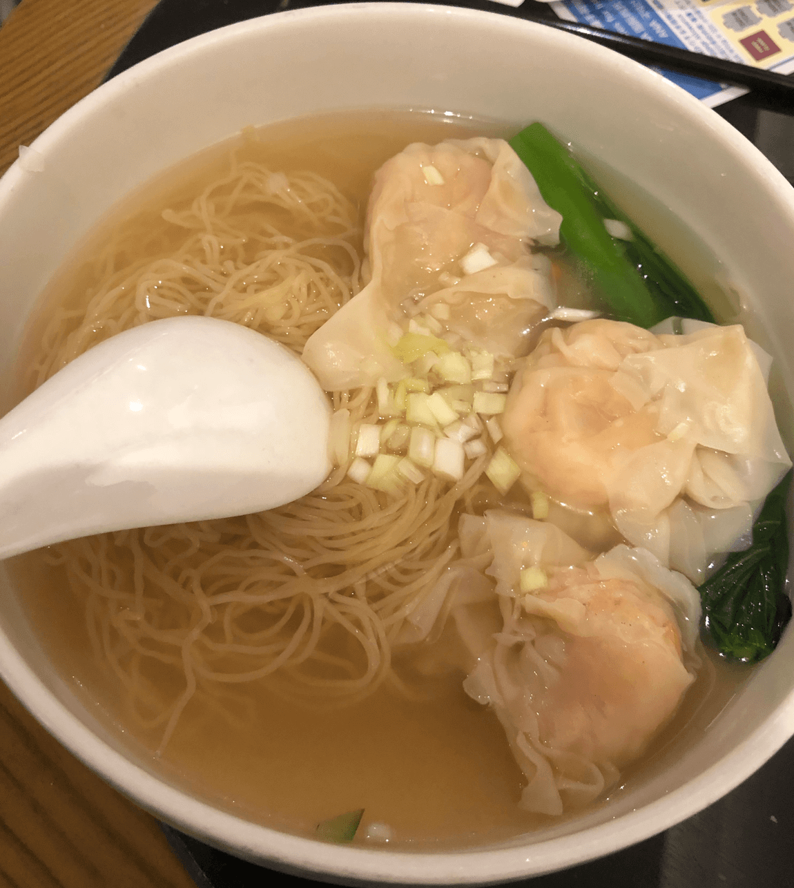 エビワンタンの入ったヌードル