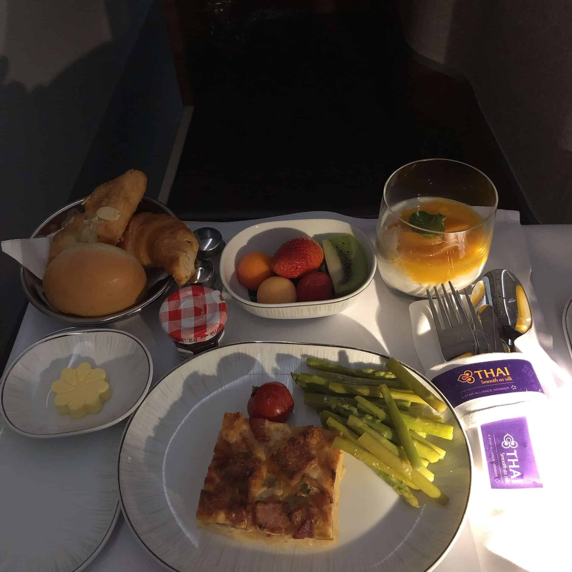 ビジネスクラス深夜便機内食