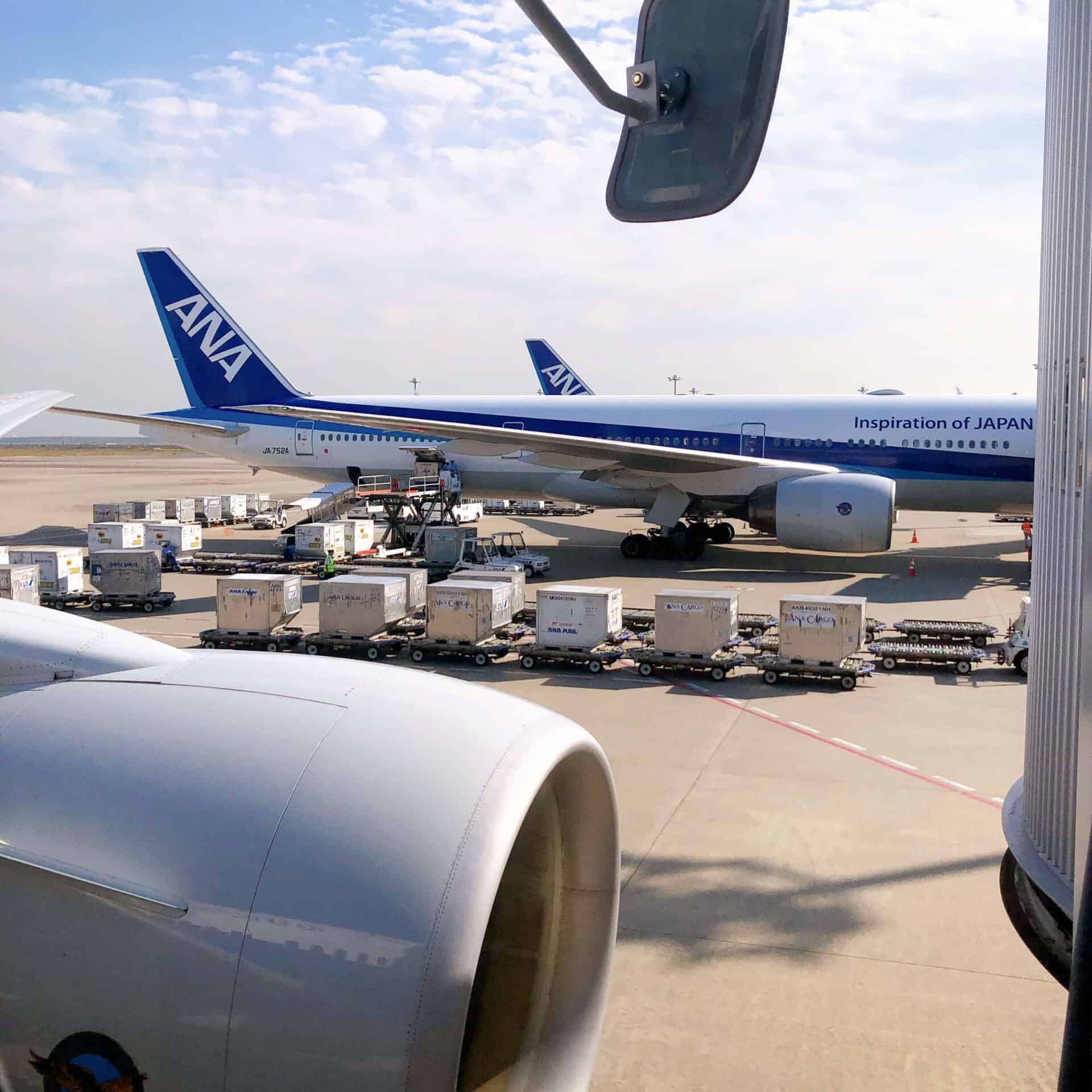 羽田空港第二ターミナルに駐機してあるANAの飛行機