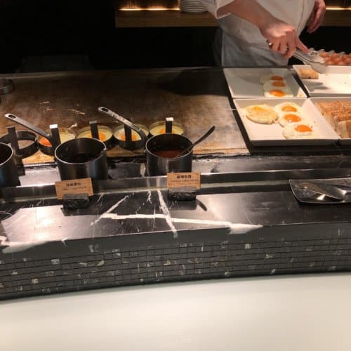 スタッフの方が手際よく調理