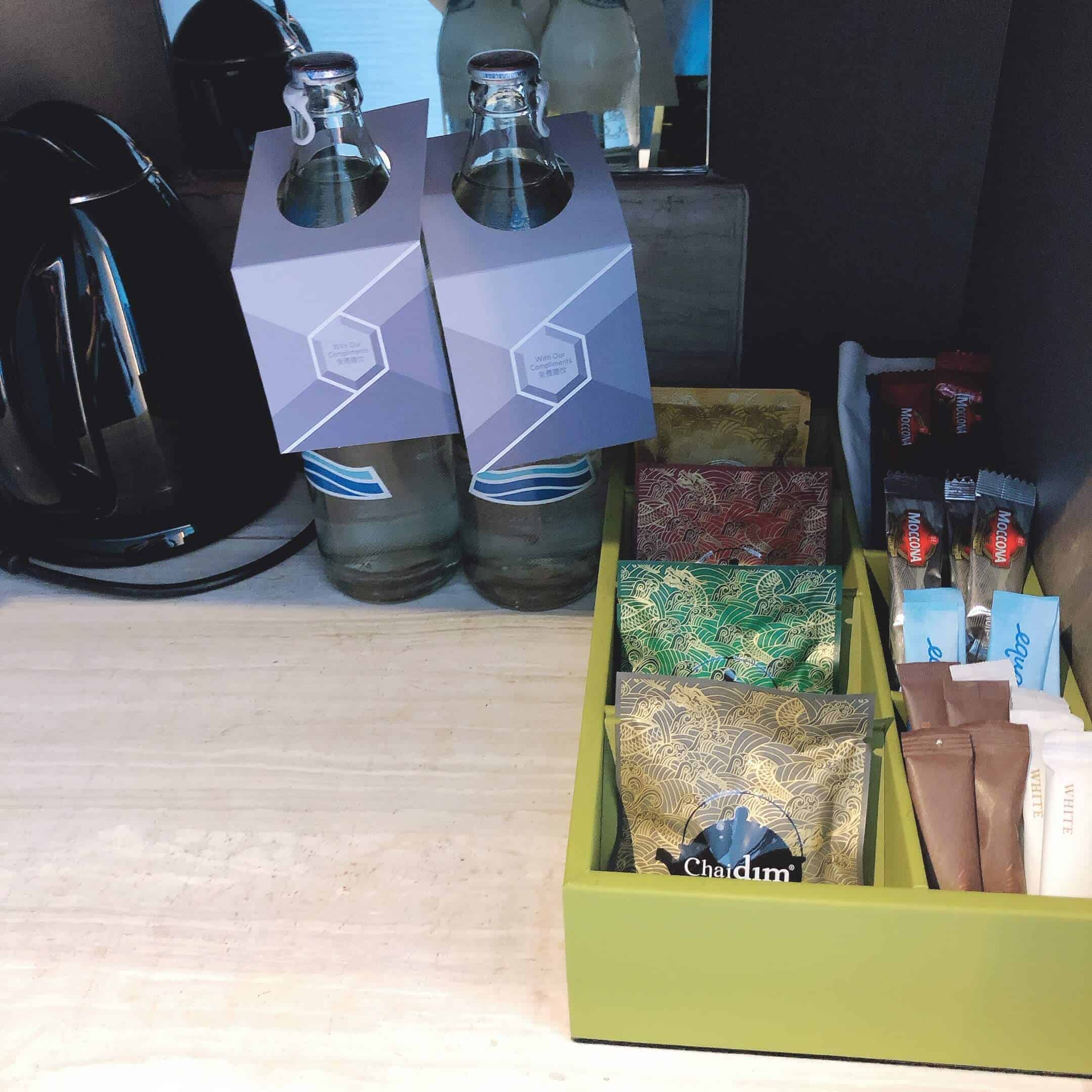 無料のミネラルウォーターとインスタントコーヒーやティーパック