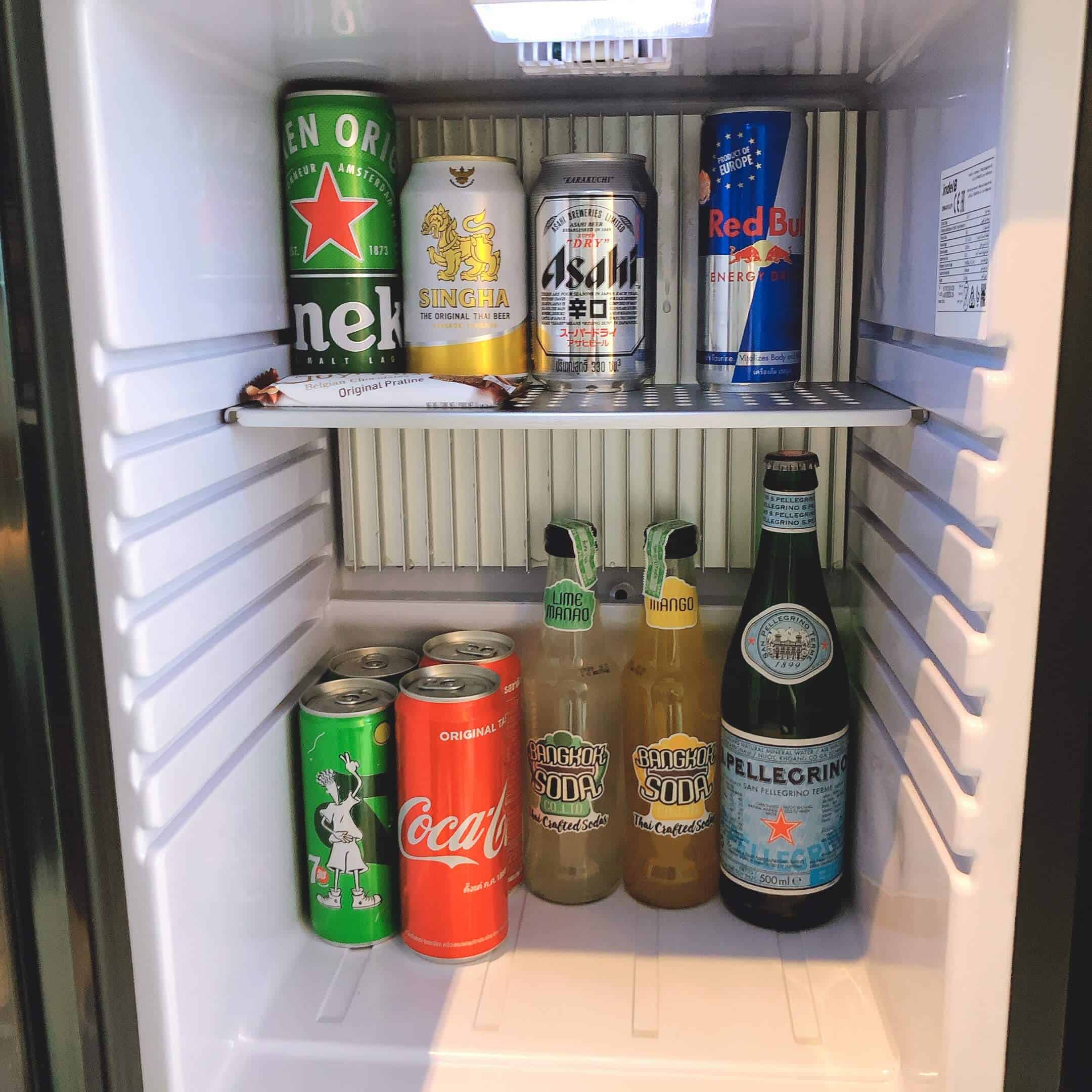 冷蔵庫に冷やされている有料のドリンク