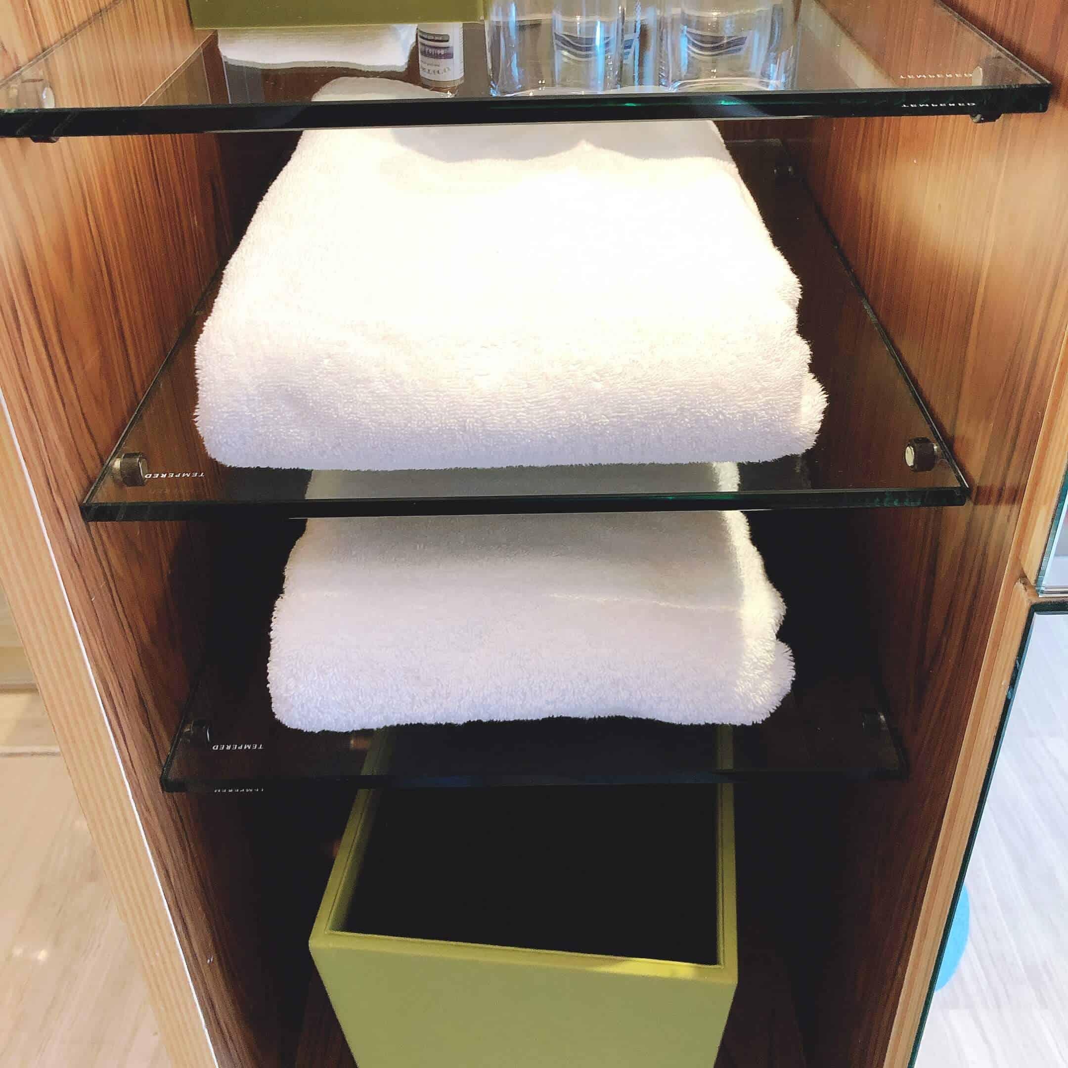 収納棚に並んでいるタオル