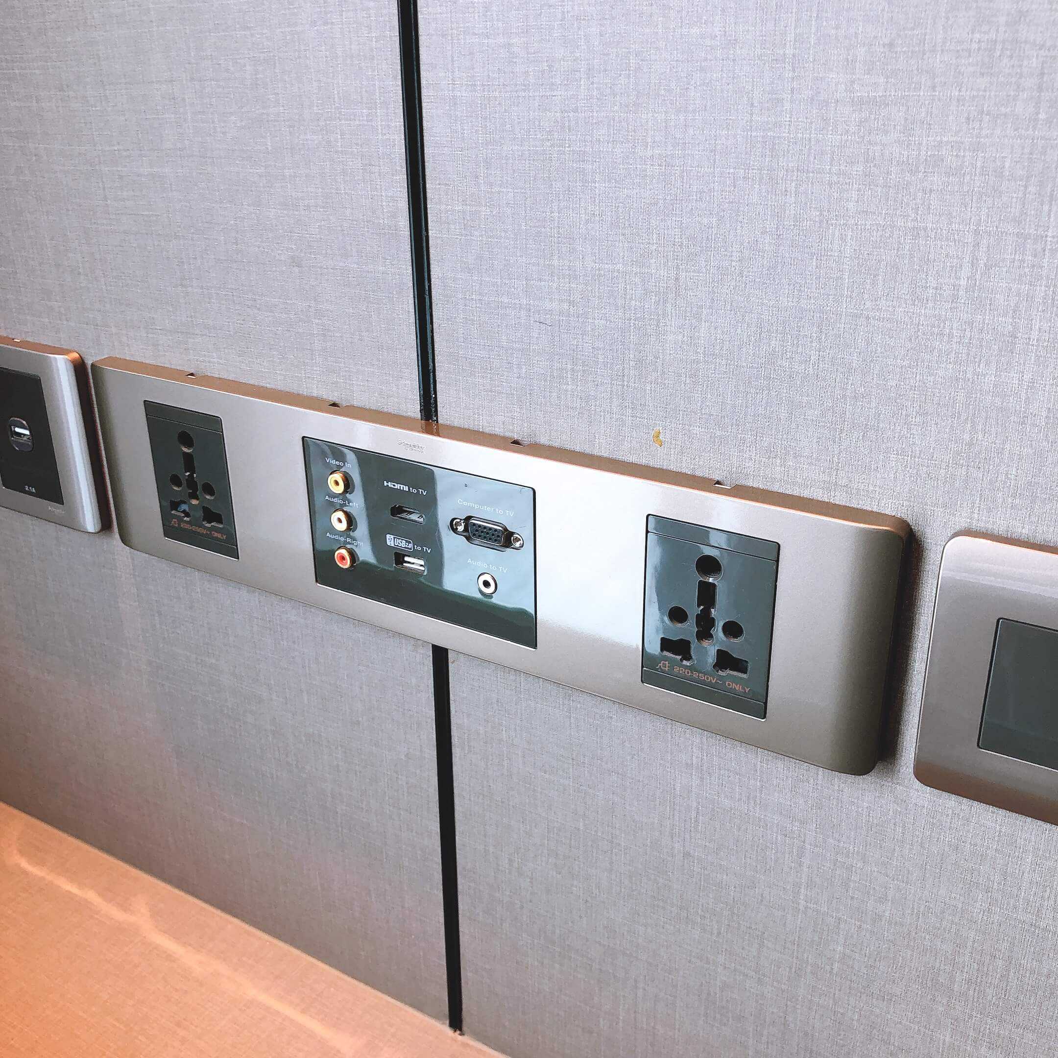 ワーキングデスク横にあるコンセントの差込口