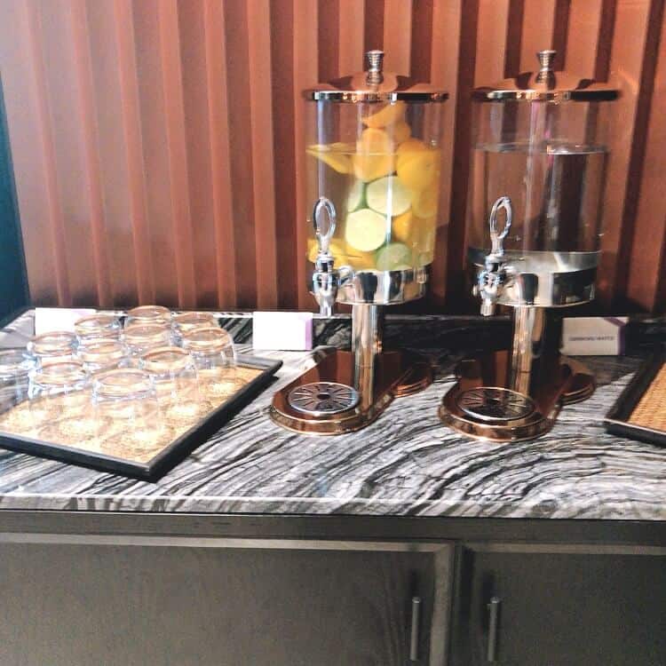 デトックスウォーターとミネラルウォーター