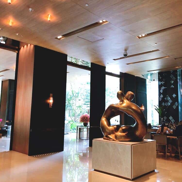 天井が高く開放的なロビー