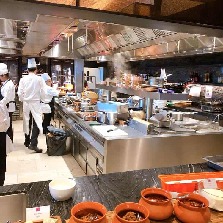 オープンキッチンの様子