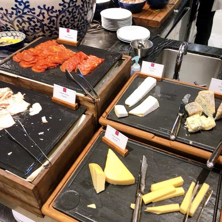 チーズやサラミなど