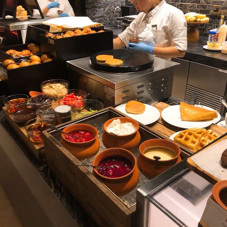 パンケーキやワッフルは出来立てを提供してくれる