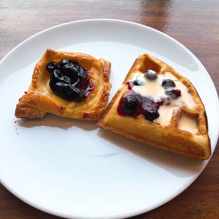 ブルーベーリーソースとバニラソースをかけたワッフル