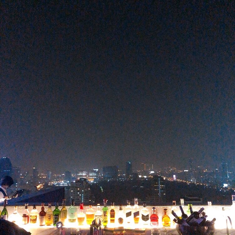 バンコクの夜景を眺めることのできるカウンター席