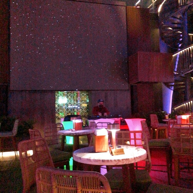 バーの奥で音楽を流しているDJ