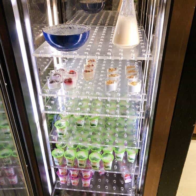 牛乳や様々な種類のヨーグルト