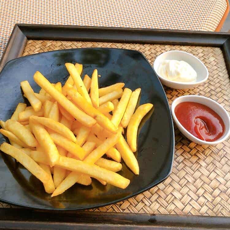 プールサイドで注文したフライドポテト