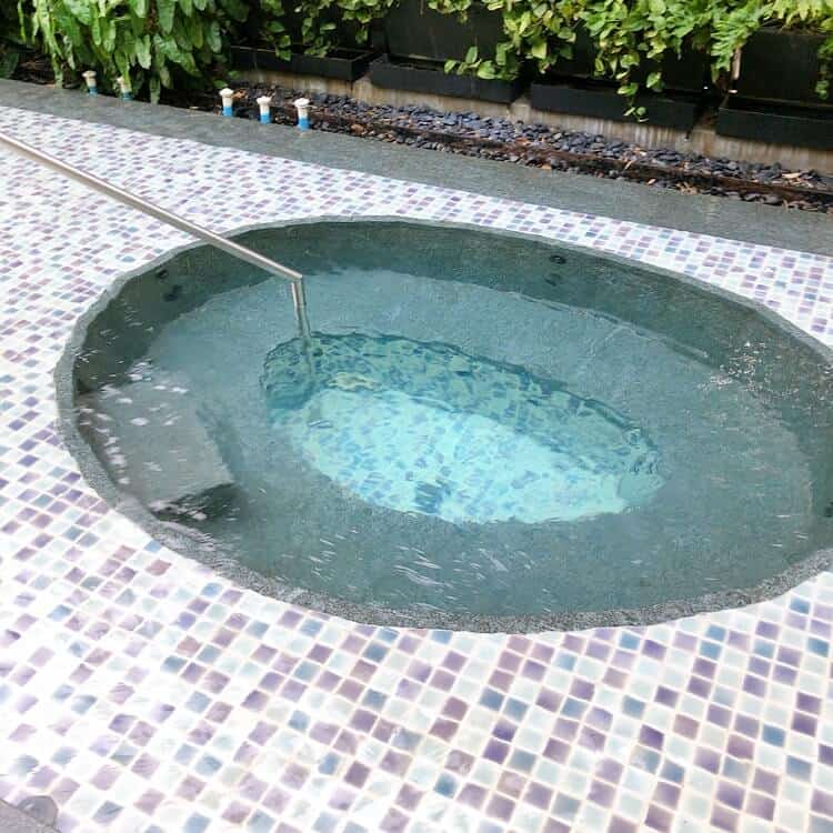 プールサイドのジャグジー