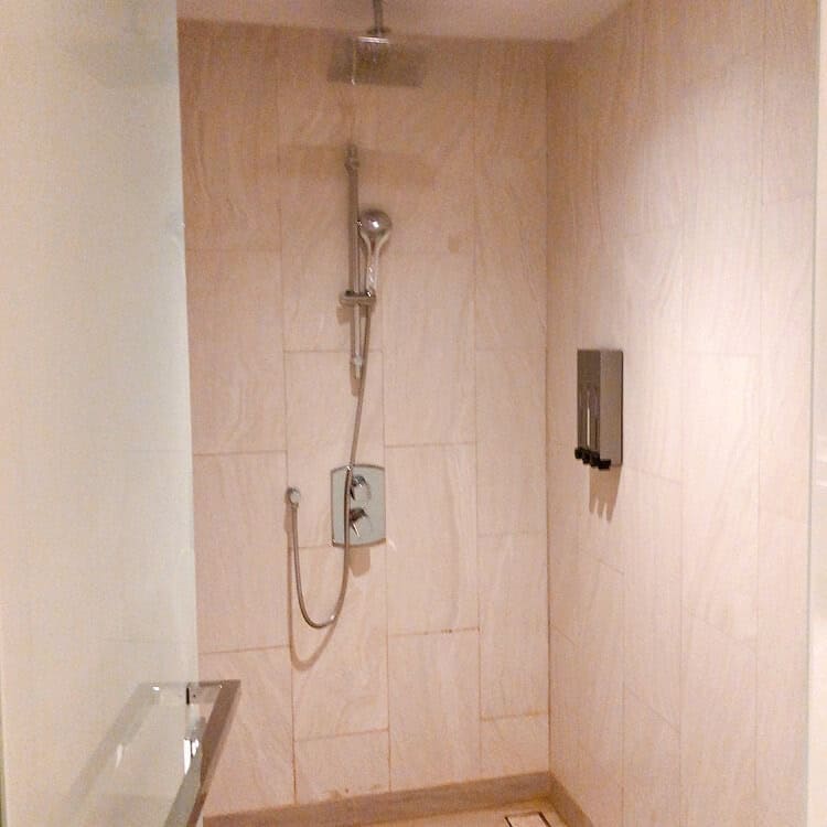 シャワールーム