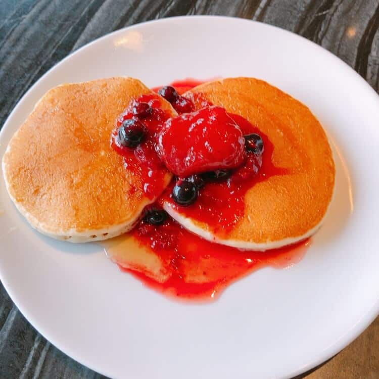 ベリーソースとメイプルシロップのかかったパンケーキ