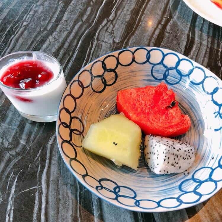 フルーツにヨーグルト