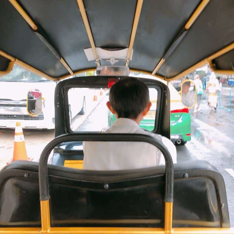 トゥクトゥクに乗っている様子