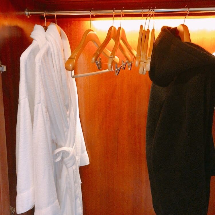 クローゼットの中にはバスローブとスリッパがある